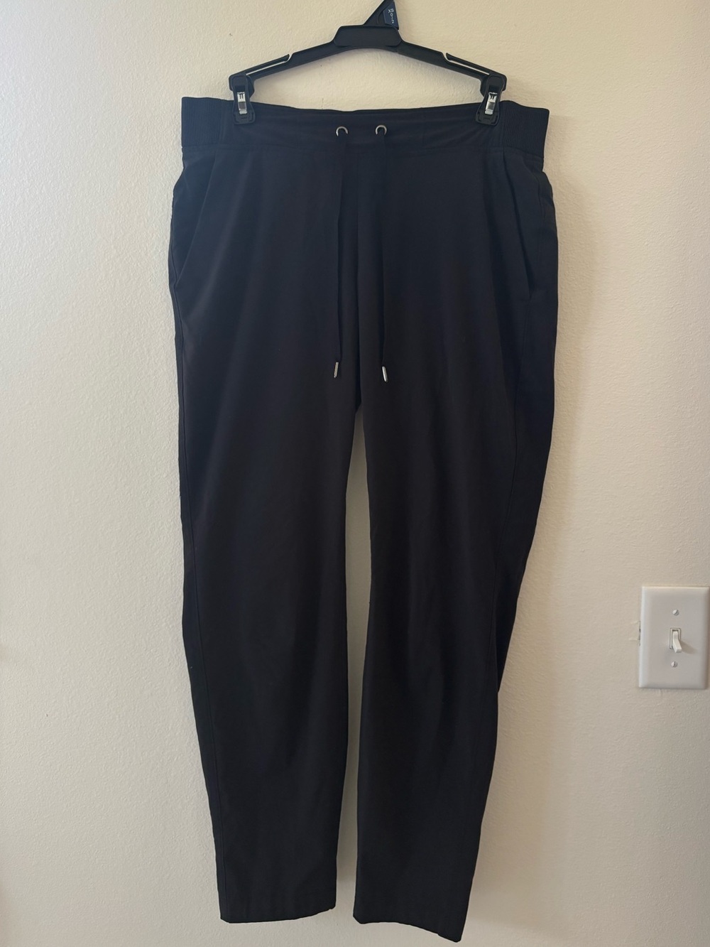 Athleta Black Athleisure Performance Joggers Women’s Size 6